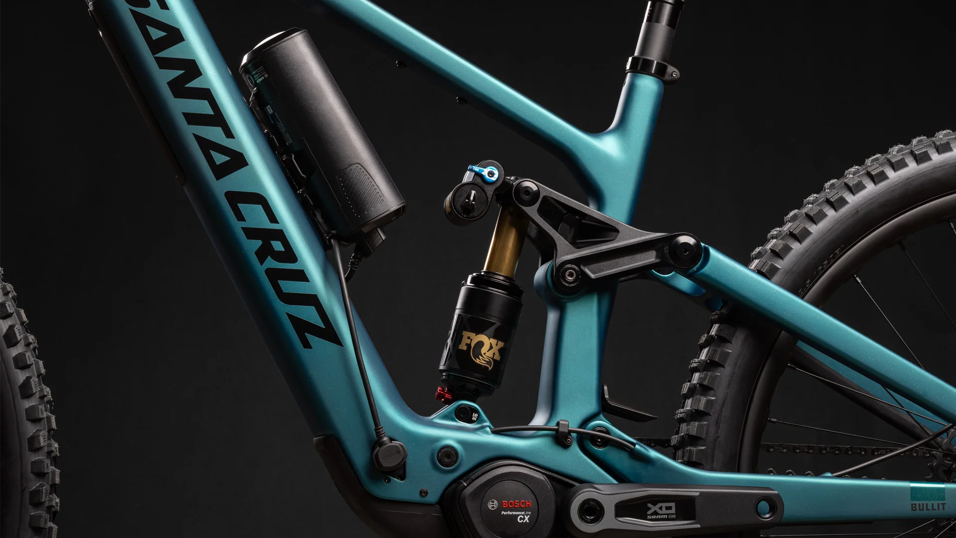 Extender Santa Cruz PowerMore 250 Wh instalado en bicicleta eléctrica Bullit azul, vista lateral del cuadro
