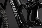 Extender Santa Cruz PowerMore 250 Wh instalado en bicicleta eléctrica negra, detalle del montaje y cableado