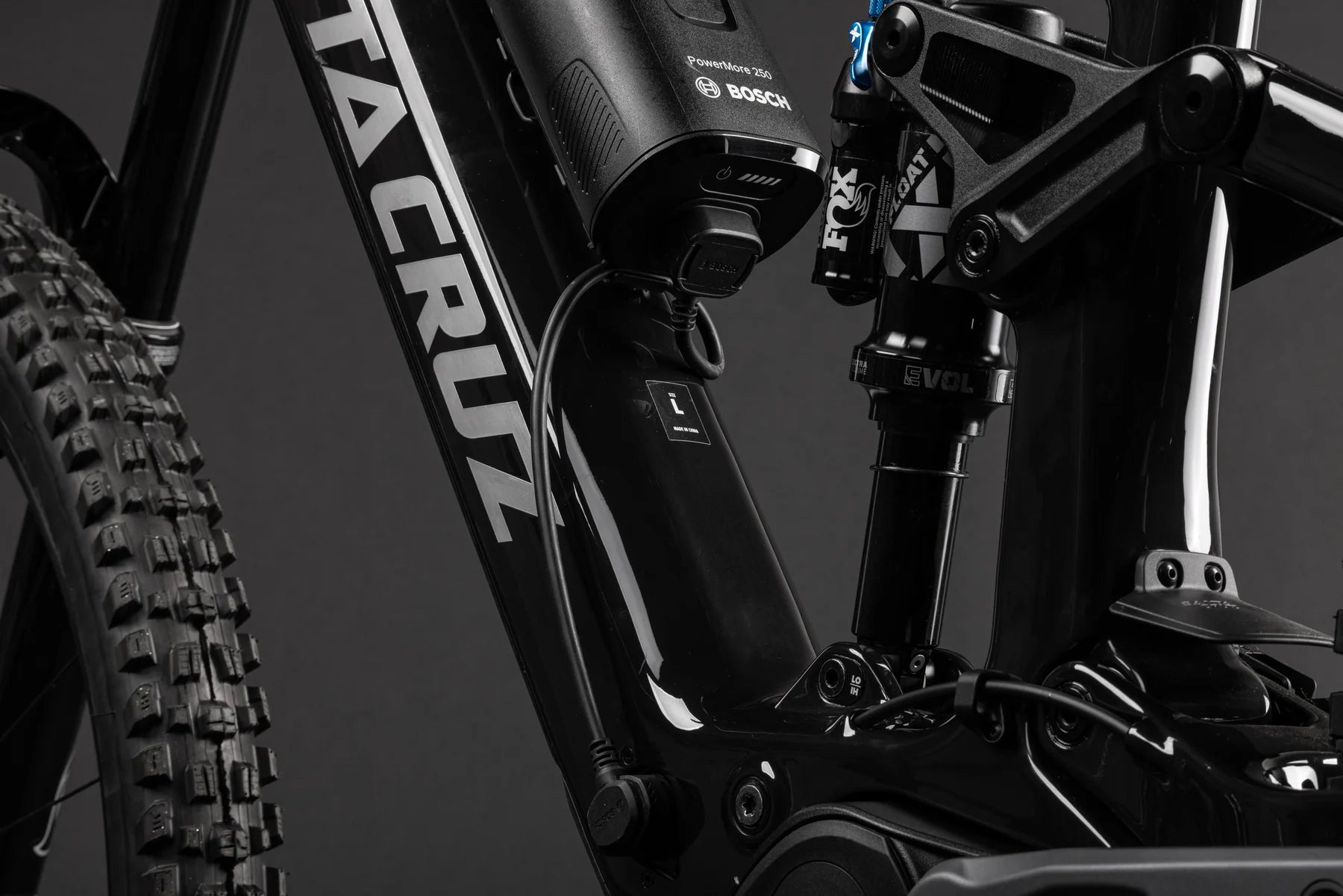 Extender Santa Cruz PowerMore 250 Wh instalado en bicicleta eléctrica negra, detalle del montaje y cableado
