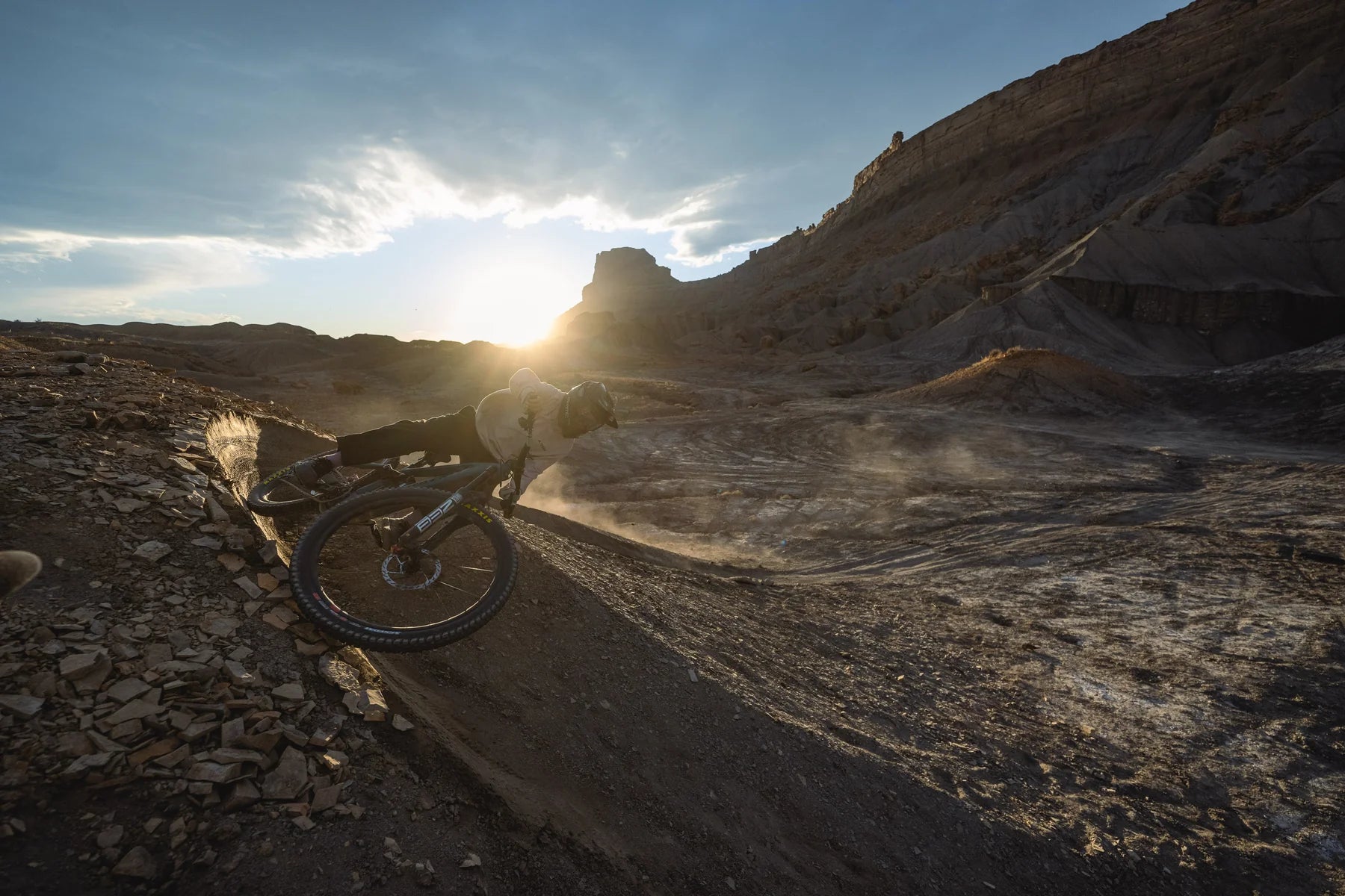 Ciclista de montaña usando una bicicleta eléctrica Santa Cruz con extender PowerMore en terreno desértico