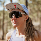 Corredora usando gafas Smith Vert Running Matte Bone con lente negra espejo ChromaPop, vista lateral al aire libre