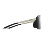 Gafas Smith Vert Running Matte Bone con lente negra espejo ChromaPop, vista lateral sobre fondo blanco