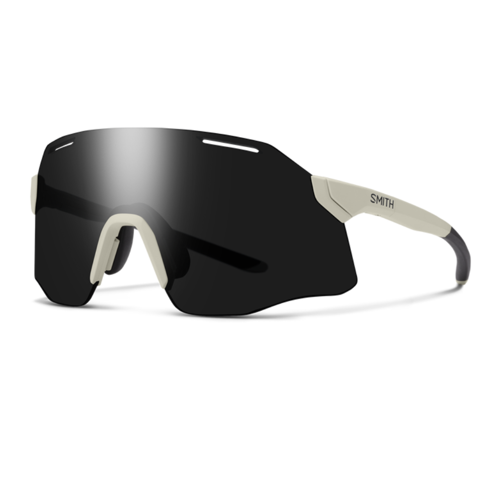 Gafas Smith Vert Running Matte Bone con lente negra espejo ChromaPop, vista frontal en tres cuartos sobre fondo blanco
