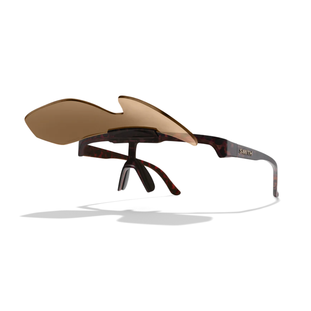 Gafas Smith XC con lente marrón abatible elevada sobre montura carey, vista lateral del sistema ChromaPop