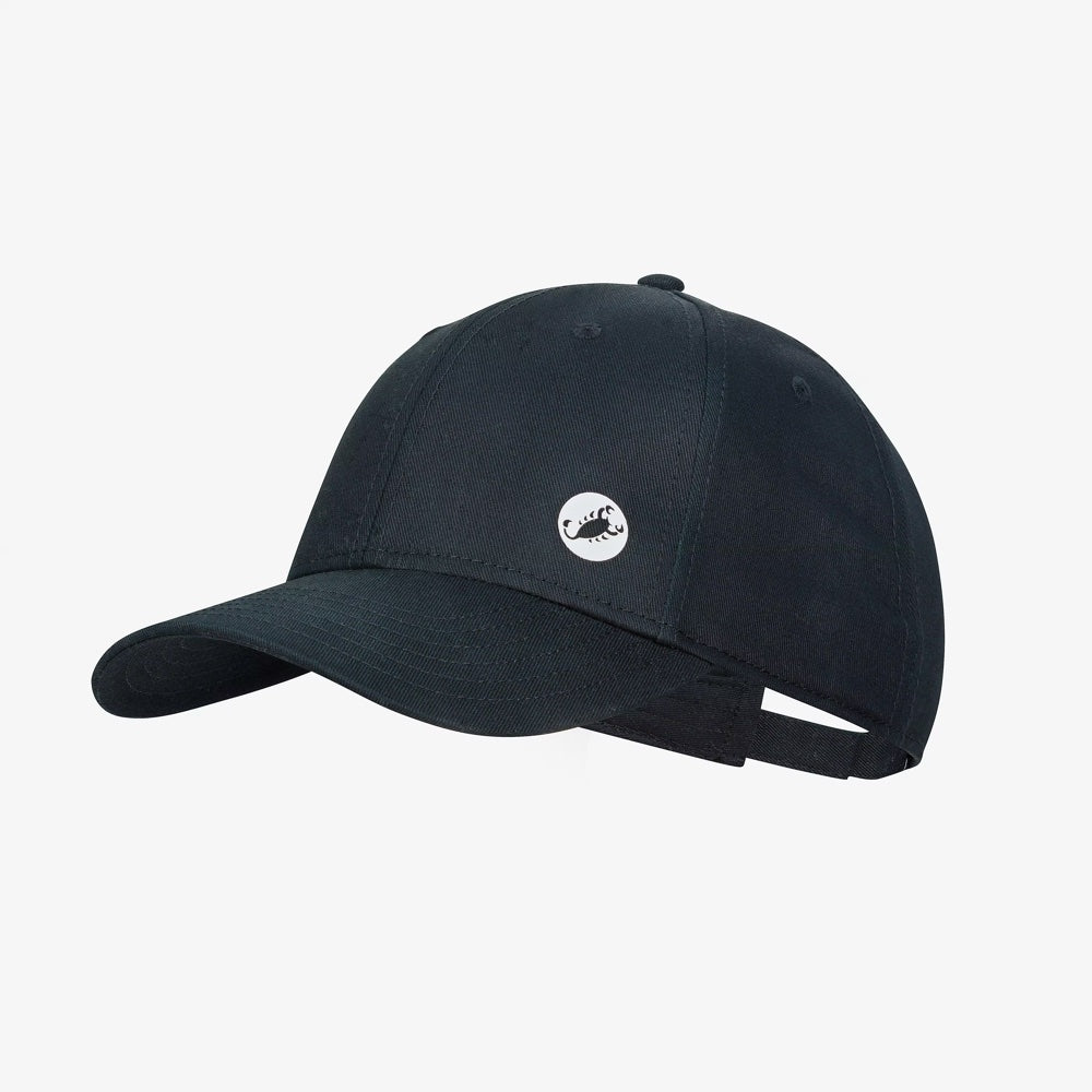 Gorra Castelli Baseball negra vista en tres cuartos, con visera y logo blanco del escorpión.