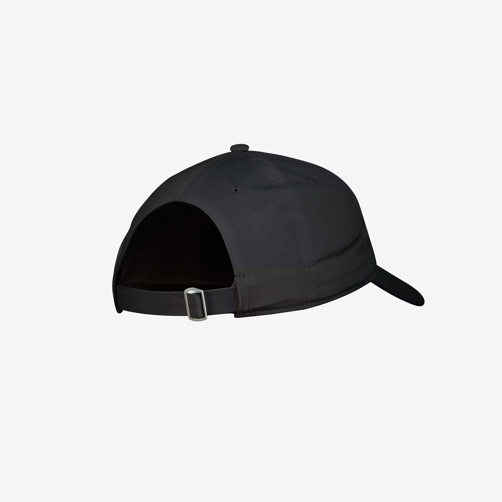 Gorra Castelli Travel negra vista posterior, con abertura amplia y correa de ajuste con hebilla.