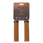 Par de grips Santa Cruz House color tan presentados en su empaque frontal