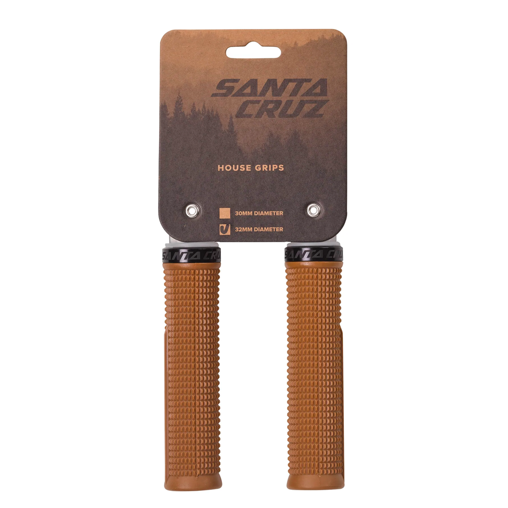 Par de grips Santa Cruz House color tan presentados en su empaque frontal