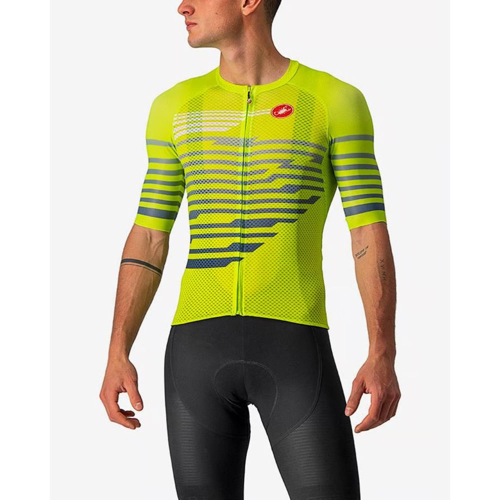 Jersey Castelli Climbers 3.0 SL lima y azul, vista frontal sobre modelo con cierre completo.