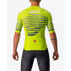 Jersey Castelli Climbers 3.0 SL lima y azul, vista posterior sobre modelo con bolsillos traseros.