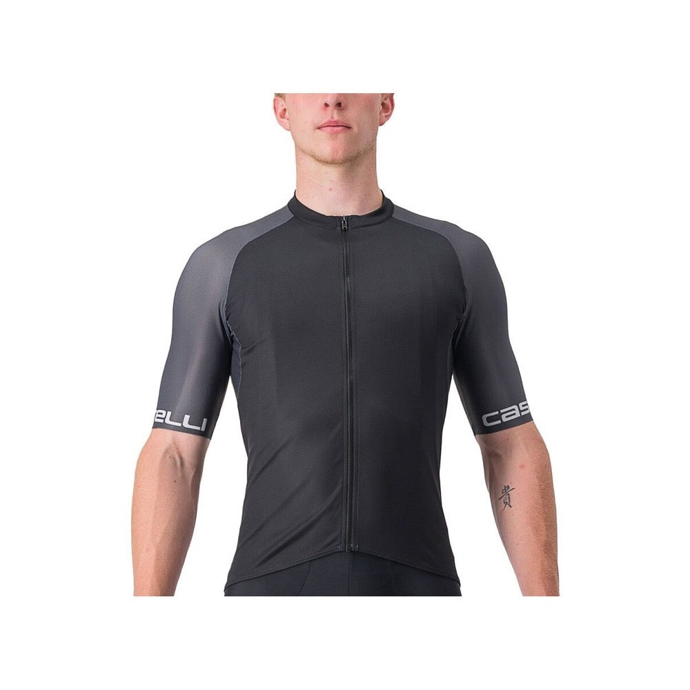 Jersey Castelli Entrata VI negro y gris oscuro con detalles marfil, vista frontal sobre modelo.