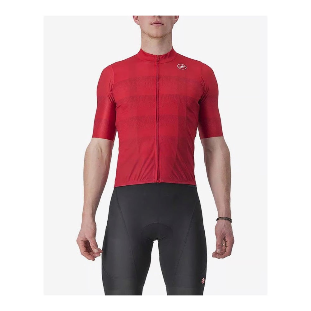 Jersey Castelli Livelli rojo visto de frente sobre modelo, con cierre completo y franjas en el pecho.