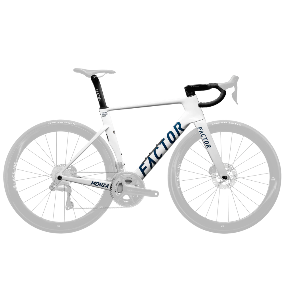 Marco Factor Monza color Perla White con cockpit y tija, vista lateral sobre fondo blanco