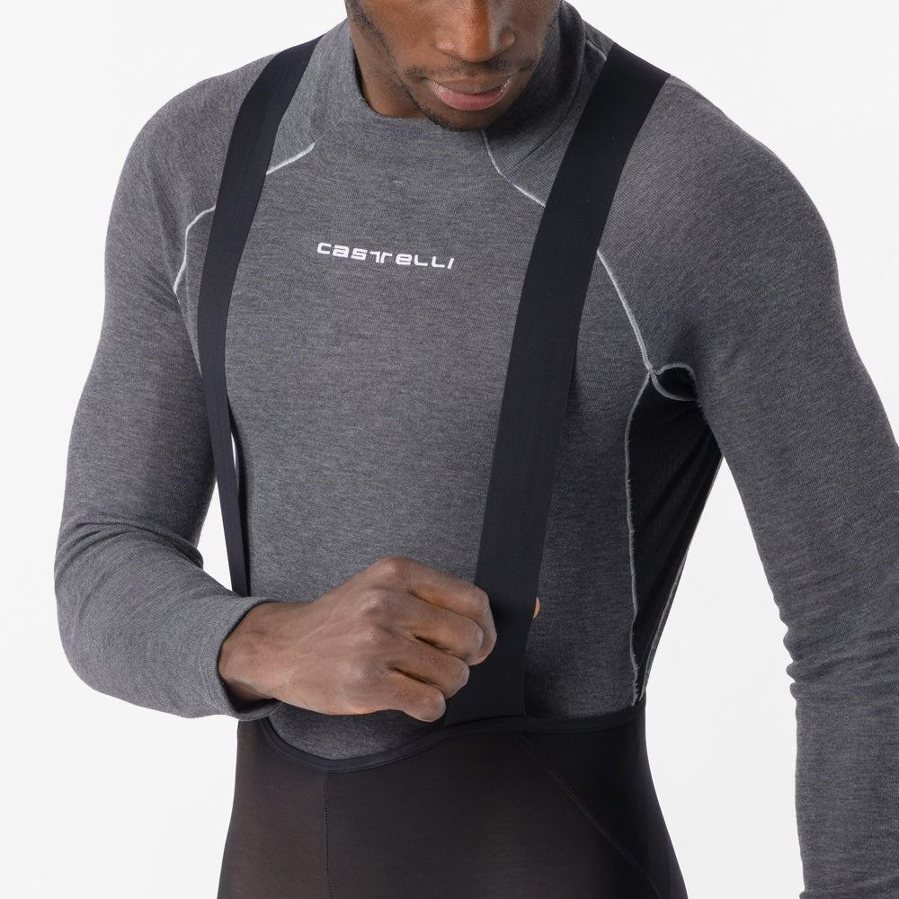 Pantalón Castelli Competizione Bibtight negro, detalle de los tirantes sobre una camiseta interior gris.