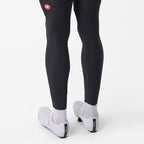 Pantalón Castelli Competizione Bibtight negro, detalle posterior de los tobillos con zapatillas blancas.