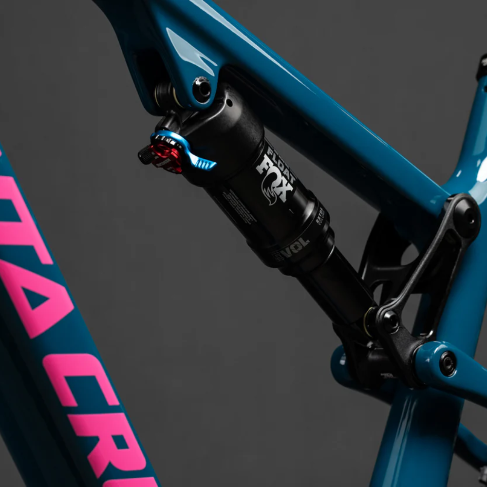 Detalle del amortiguador Fox y bieleta de la Santa Cruz Blur V4 C azul