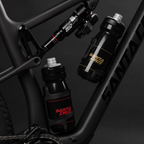 Dos portabotellas y amortiguador RockShox en cuadro negro Santa Cruz Blur V4 C