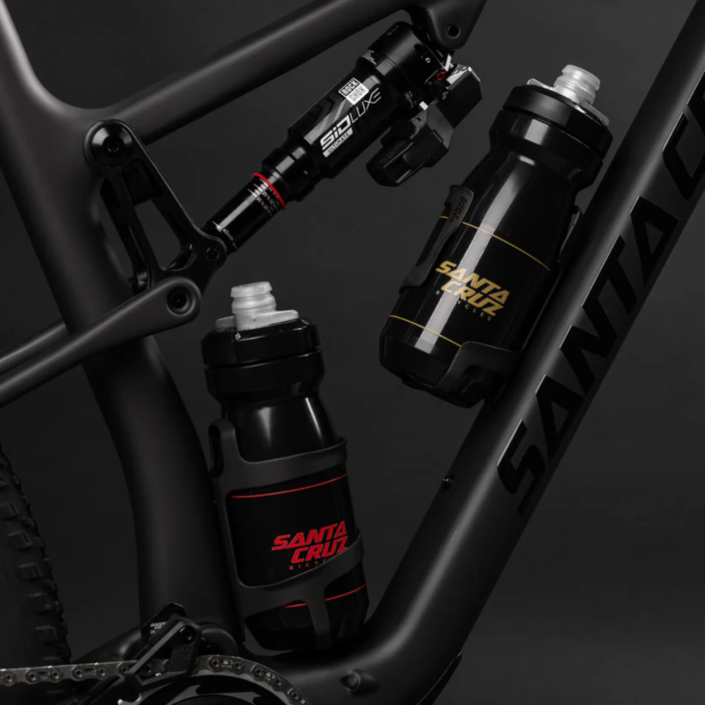 Dos portabotellas y amortiguador RockShox en cuadro negro Santa Cruz Blur V4 C