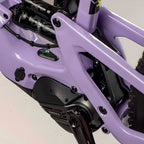 Detalle del motor Shimano y suspensión trasera de la Santa Cruz Bullit CC lila