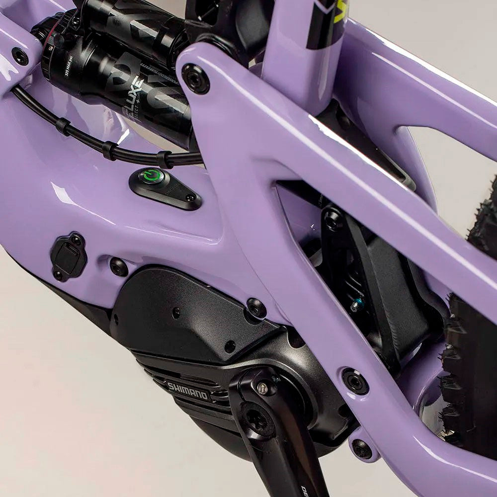 Detalle del motor Shimano y suspensión trasera de la Santa Cruz Bullit CC lila
