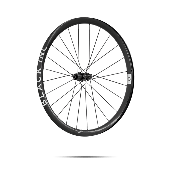 Rueda Black Inc 28/33 en vista de tres cuartos sobre fondo blanco.