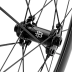Detalle del buje delantero del set de ruedas Black Inc 48/58 Jet Black.