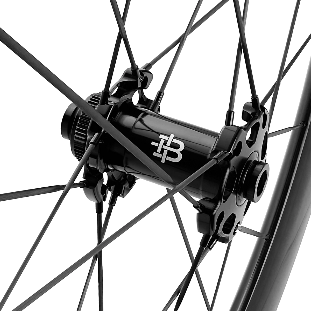 Detalle del buje delantero del set de ruedas Black Inc 48/58 Jet Black.