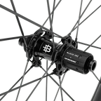 Detalle del buje trasero y cuerpo de cassette del set Black Inc 48/58 Jet Black.