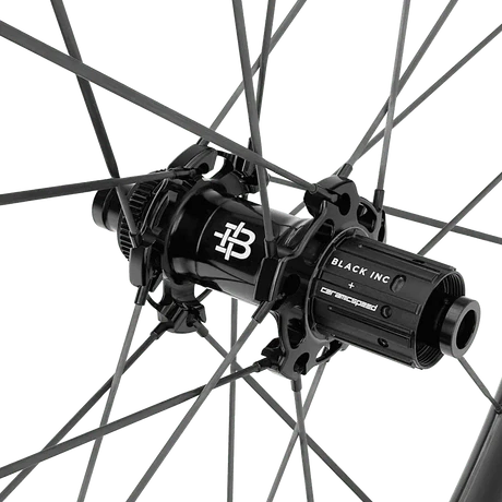 Detalle del buje trasero y cuerpo de cassette del set Black Inc 48/58 Jet Black.