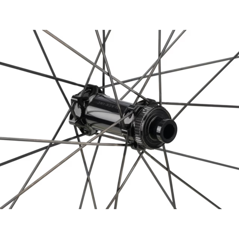 Detalle del buje delantero del set Black Inc Thirty Four Gravel.