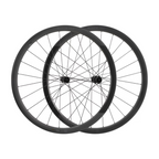 Par de ruedas Black Inc Thirty Four Gravel dispuesto en vista frontal.