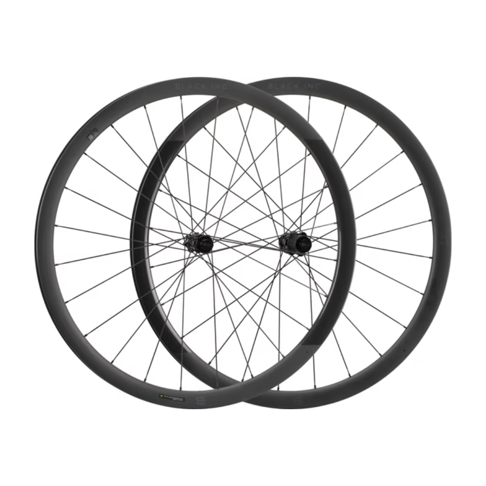 Par de ruedas Black Inc Thirty Four Gravel dispuesto en vista frontal.