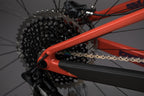 Detalle de la transmisión trasera y vaina naranja de la bicicleta Santa Cruz Blur.