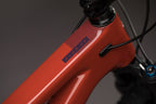 Detalle del tubo superior naranja de la bicicleta Santa Cruz Blur y su entrada de cable.