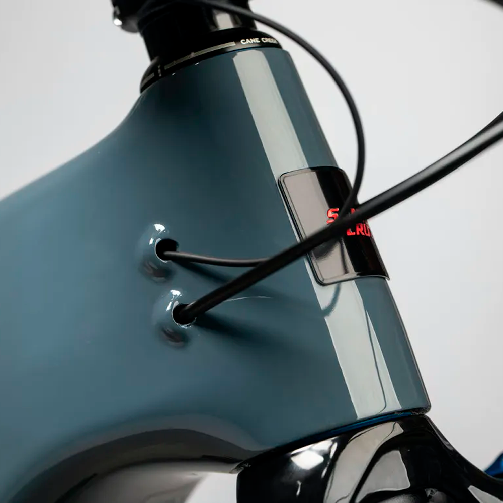 Detalle del cabezal y guiado de cables de la bicicleta Santa Cruz Heckler CC Kit GX AXS.