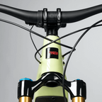 Detalle frontal del cabezal y la horquilla de la bicicleta Santa Cruz Heckler CC Kit GX AXS.