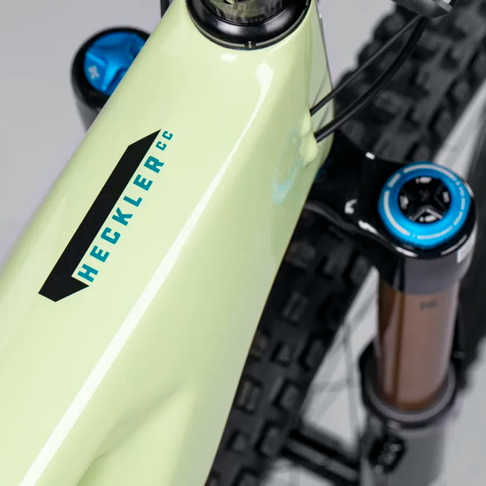Detalle del tubo superior y la horquilla de la bicicleta Santa Cruz Heckler CC Kit GX AXS.
