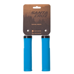 Par de grips Santa Cruz House azules presentados en su empaque frontal