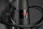 Detalle del logo Santa Cruz en el tubo de dirección de la bicicleta Blur C negra