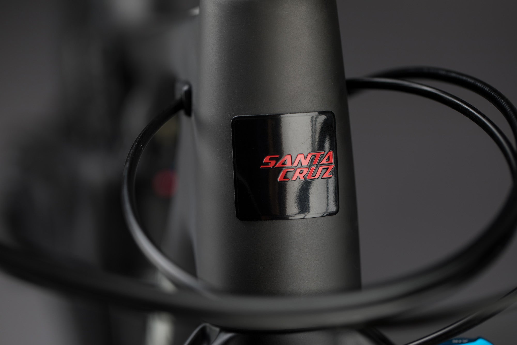 Detalle del logo Santa Cruz en el tubo de dirección de la bicicleta Blur C negra