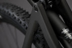 Detalle del puente del triángulo trasero en la bicicleta Santa Cruz Blur C negra