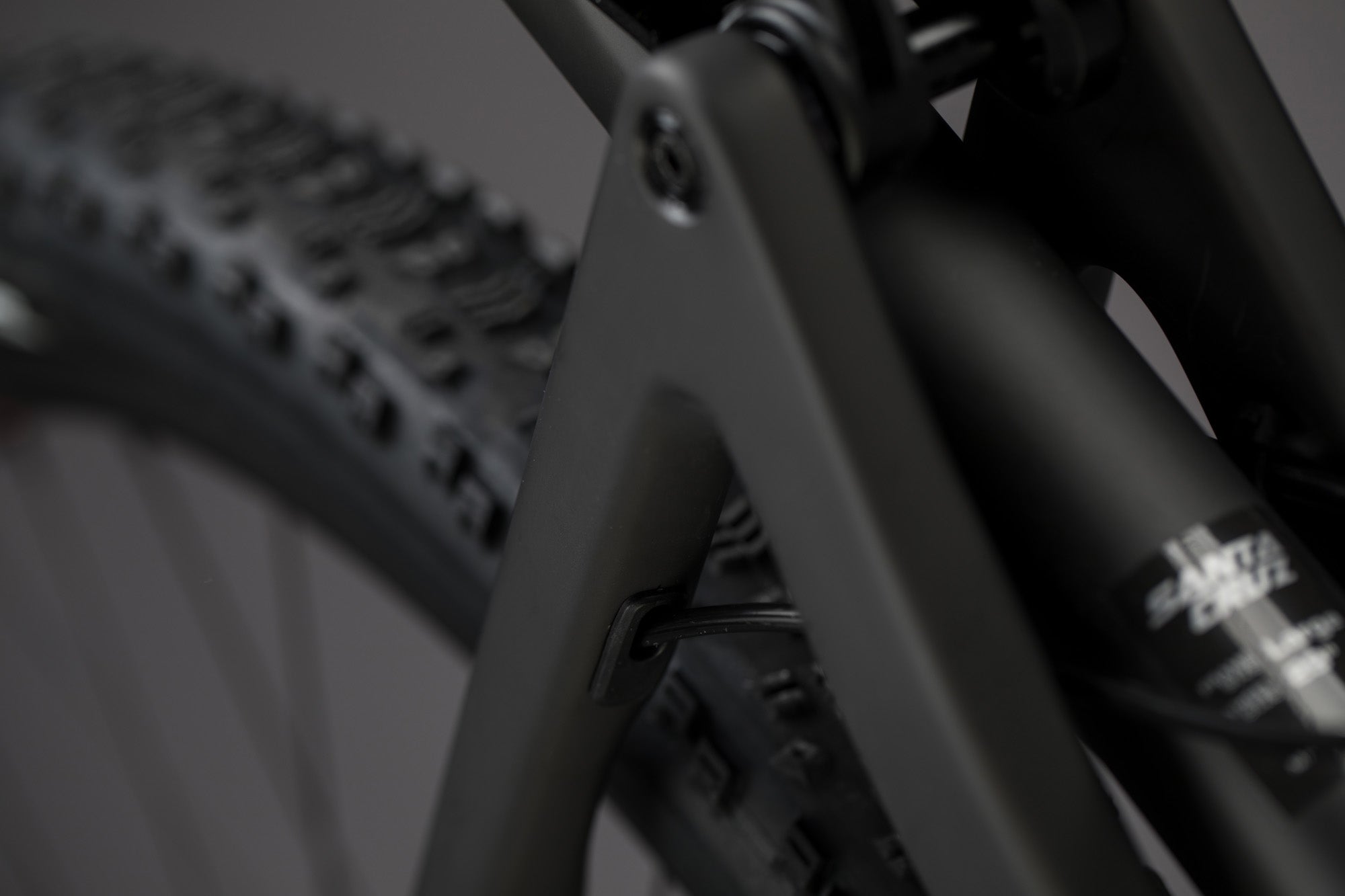 Detalle del puente del triángulo trasero en la bicicleta Santa Cruz Blur C negra
