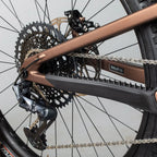 Detalle de transmisión SRAM y cassette de la bicicleta Santa Cruz Bullit CC color cobre