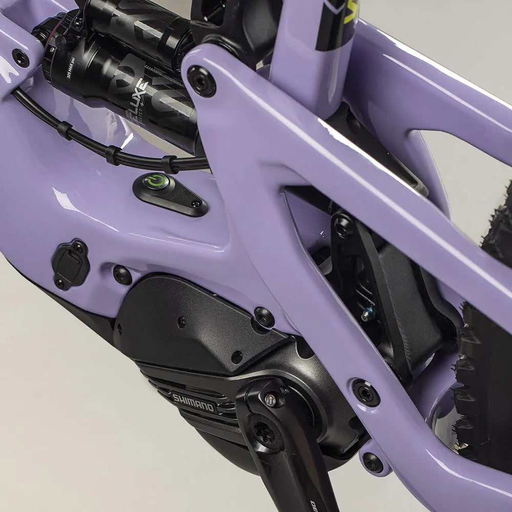 Detalle del motor Shimano y amortiguador trasero de la Santa Cruz Bullit CC lila