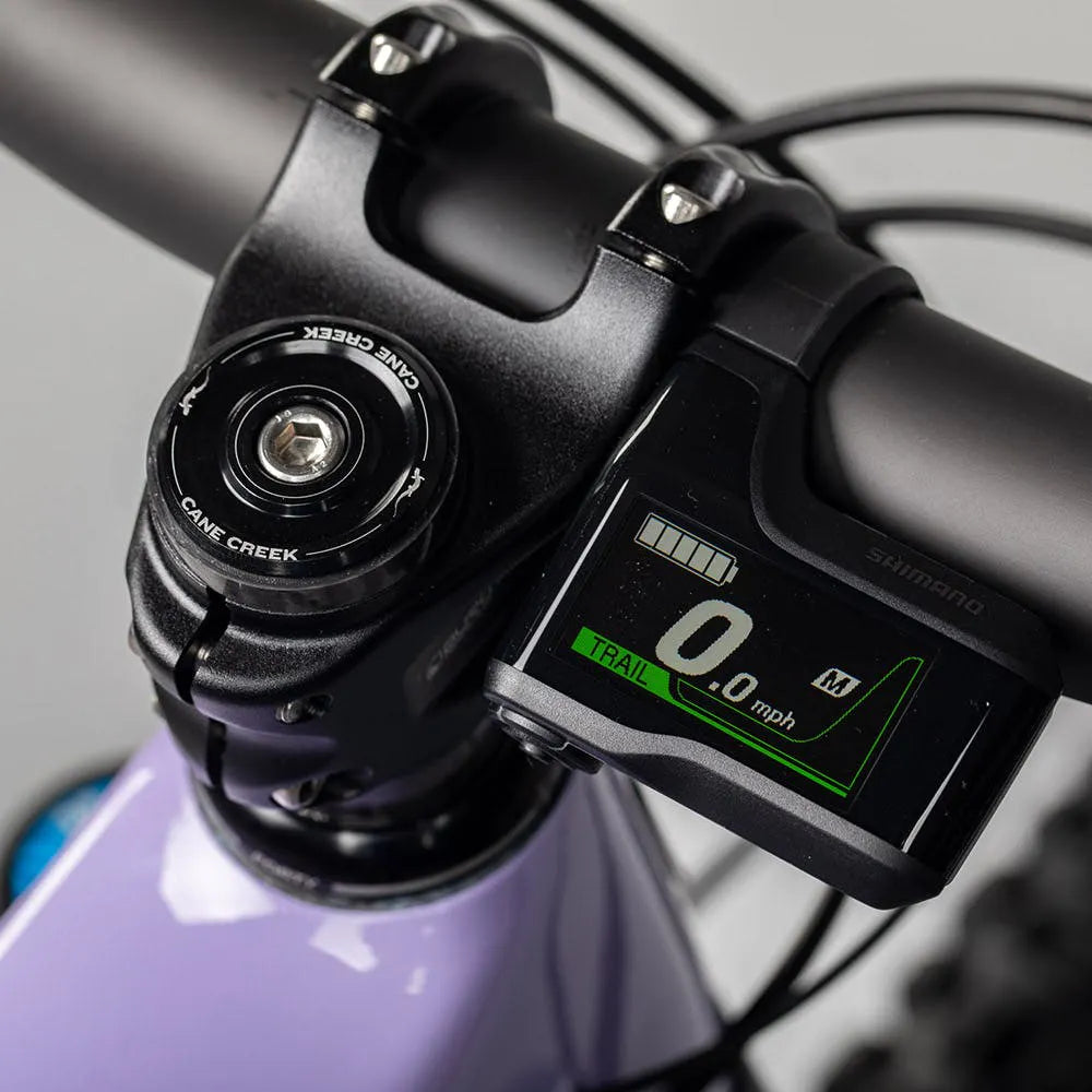 Pantalla de control Shimano en el manubrio de la bicicleta Santa Cruz Bullit CC