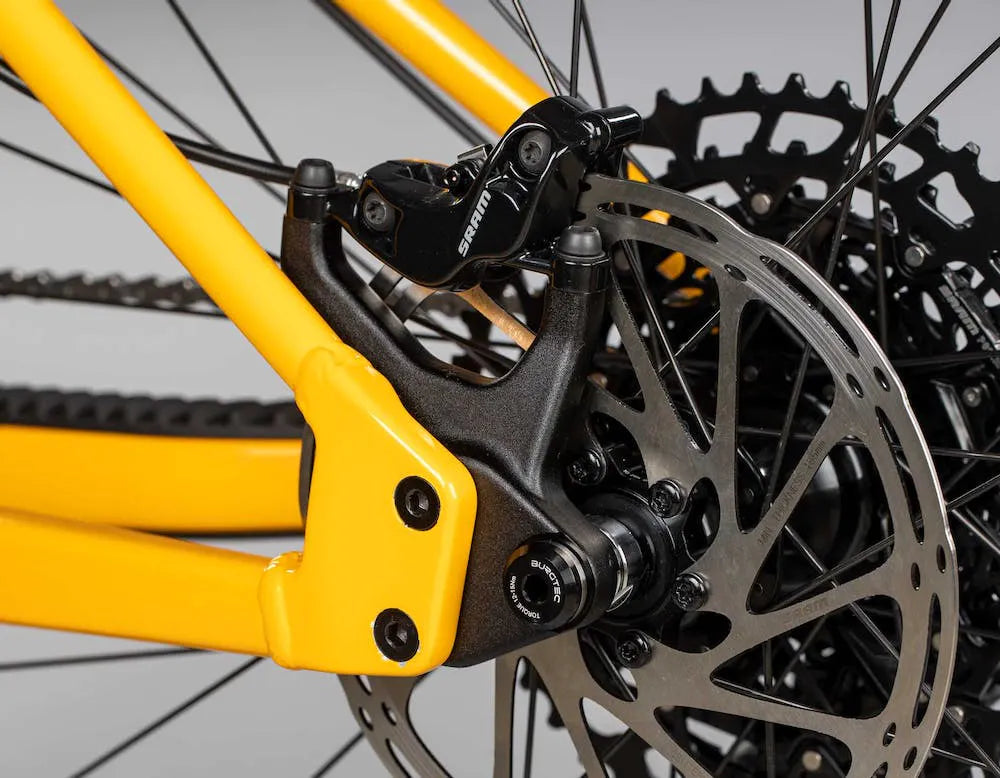 Detalle del freno de disco trasero SRAM en cuadro amarillo Santa Cruz Chameleon