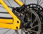 Acercamiento al cáliper SRAM y disco trasero de la Santa Cruz Chameleon amarilla