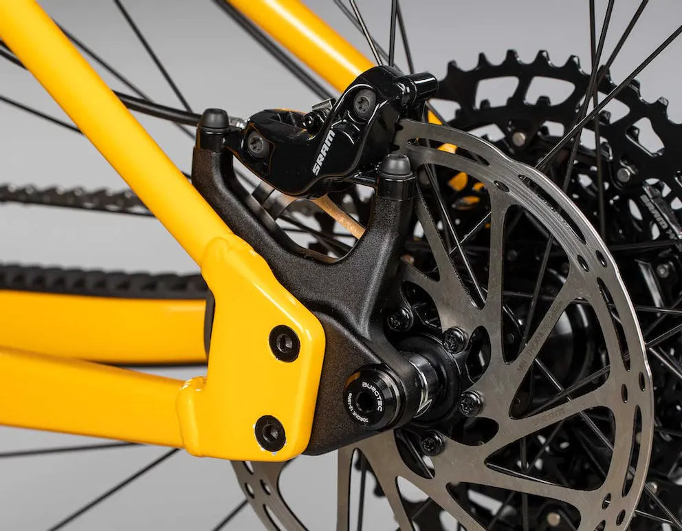 Acercamiento al cáliper SRAM y disco trasero de la Santa Cruz Chameleon amarilla