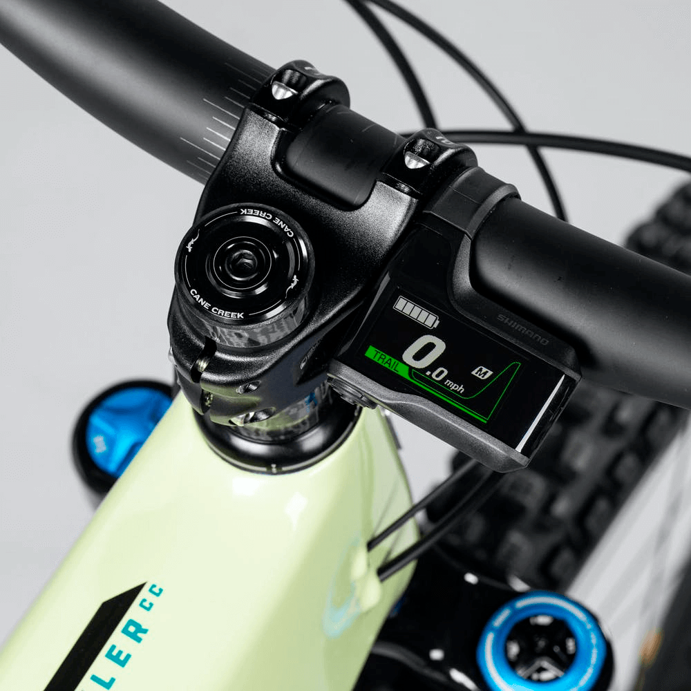 Pantalla de control Shimano y potencia en el manubrio de la Santa Cruz Heckler C