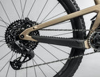 Detalle de transmisión SRAM, cassette y cadena de la Santa Cruz Megatower C dorada